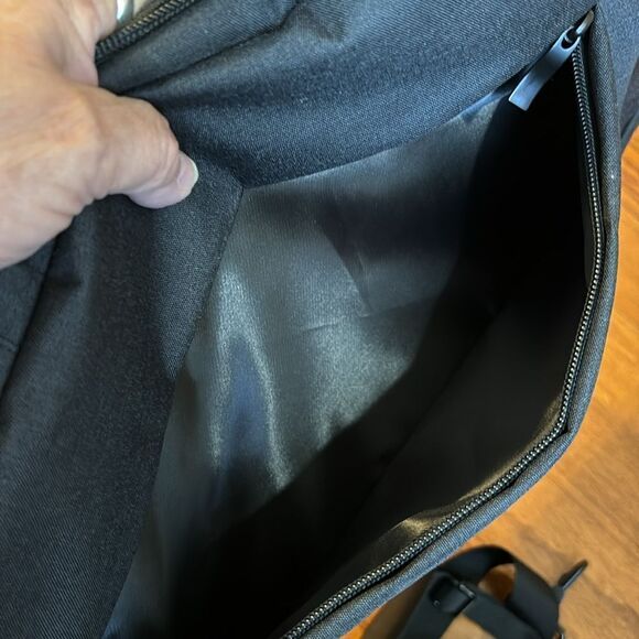 Black briefcase/padded 17.5" laptop sleeve. Use w/handle or 50" shoulder strap - Picture 6 of 12